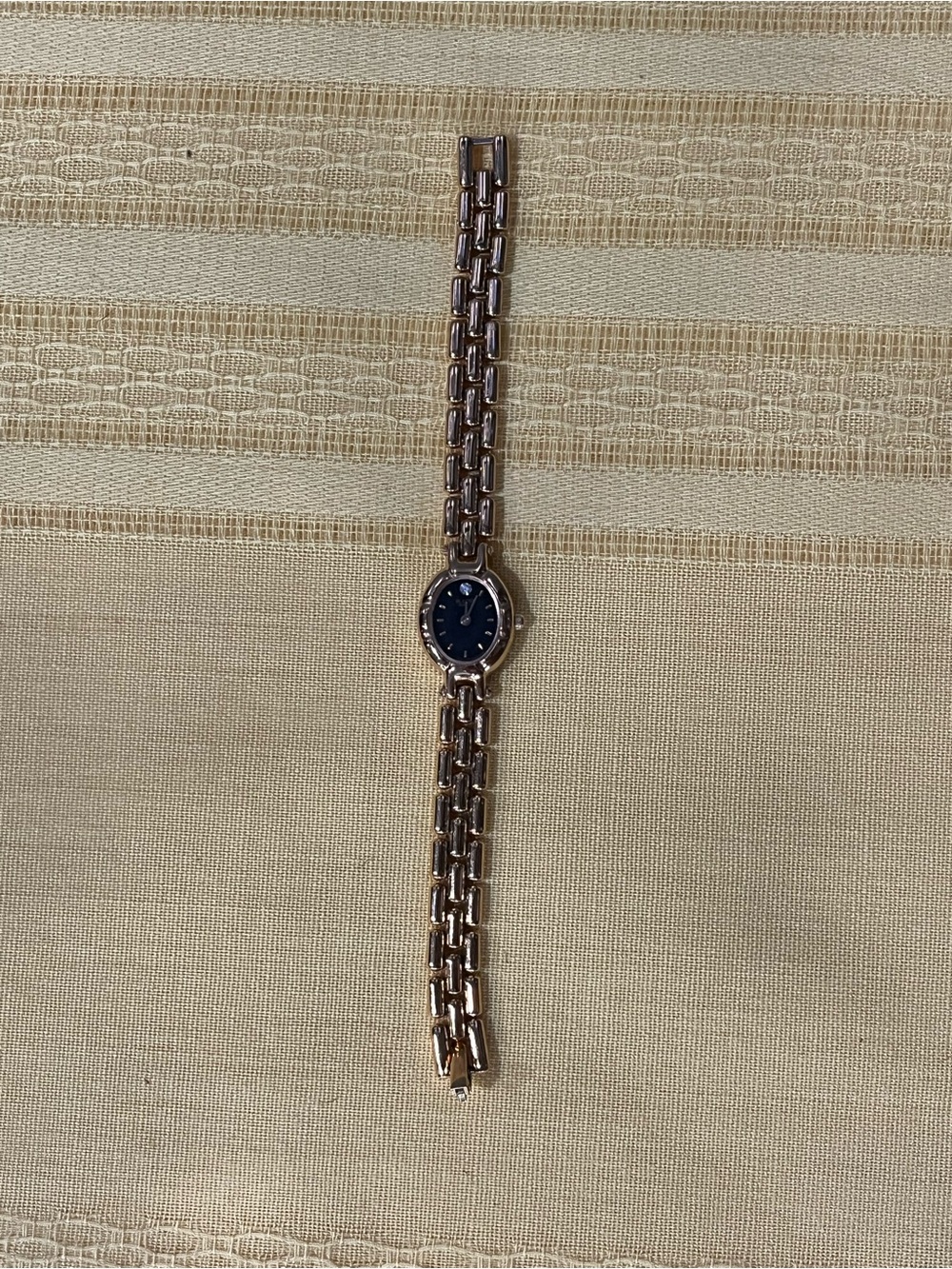 Elegant Rose Gold Bracelet Watch with Black Dial